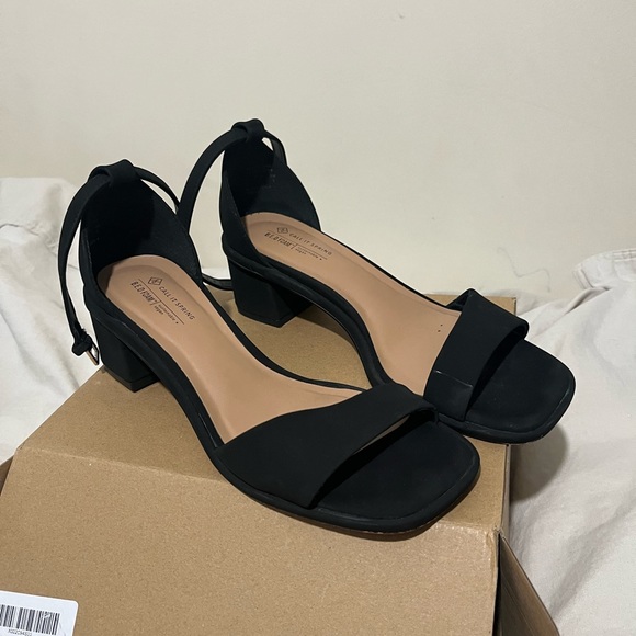 Barley worn size 8 shoe - Picture 2 of 3